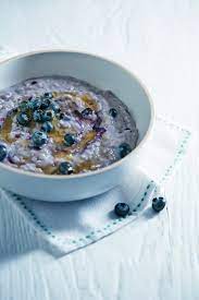 Blueberry Porridge with Honey and Whisky: A Comforting Breakfast
